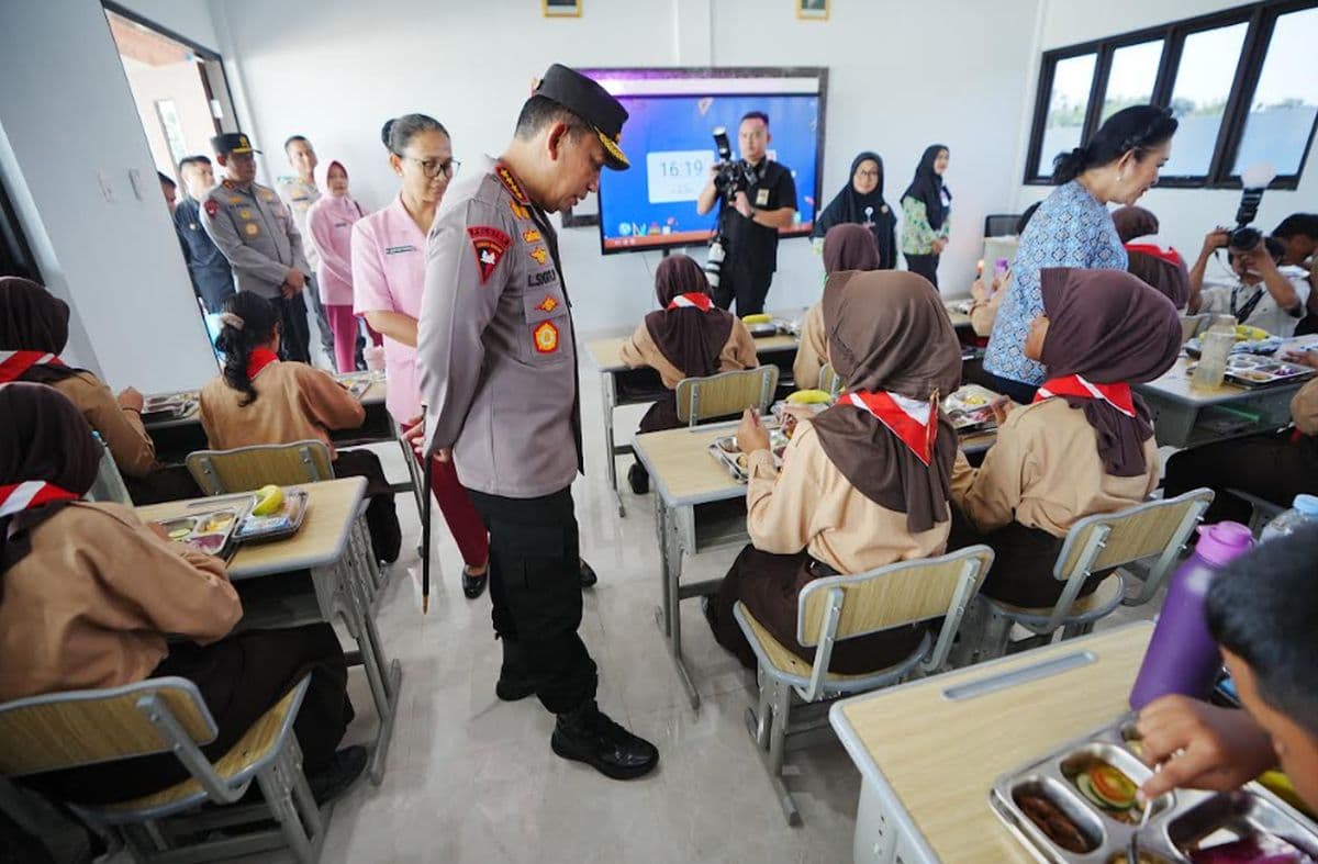 Kapolri Singgung Wujudkan Generasi Emas Usai Tinjau SMP Kemala Bhayangkari Karanganyar Kapolri Singgung Wujudkan Generasi Emas Usai Tinjau SMP Kemala Bhayangkari Karanganyar