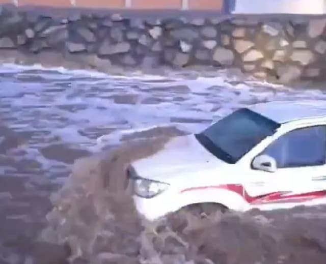 Banjir Besar Landa Makkah, Mobil Terjebak dan Jalanan Berubah Jadi Sungai Banjir Besar Landa Makkah, Mobil Terjebak dan Jalanan Berubah Jadi Sungai