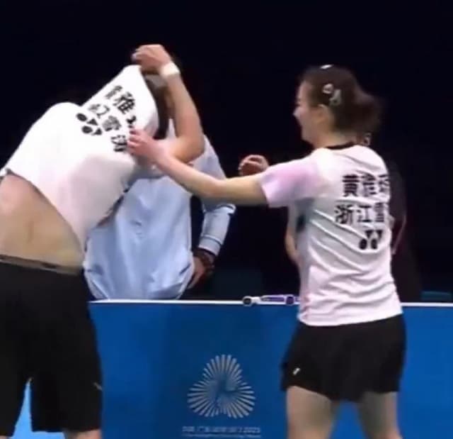 Kisah Kocak Pebulu Tangkis Zheng Siwei, Salah Pakai Baju Huang Yaqiong saat Tanding Kisah Kocak Pebulu Tangkis Zheng Siwei, Salah Pakai Baju Huang Yaqiong saat Tanding