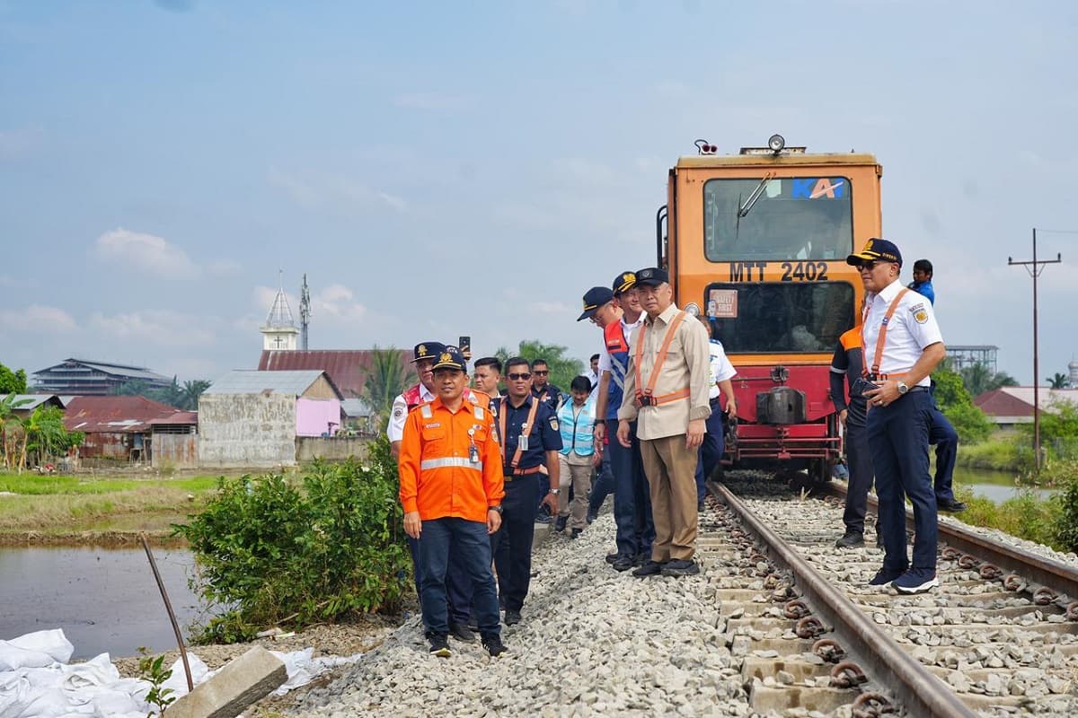 Menhub Pastikan Perbaikan Simpul Transportasi Pasca Bencana Sumatera Menhub Pastikan Perbaikan Simpul Transportasi Pasca Bencana Sumatera