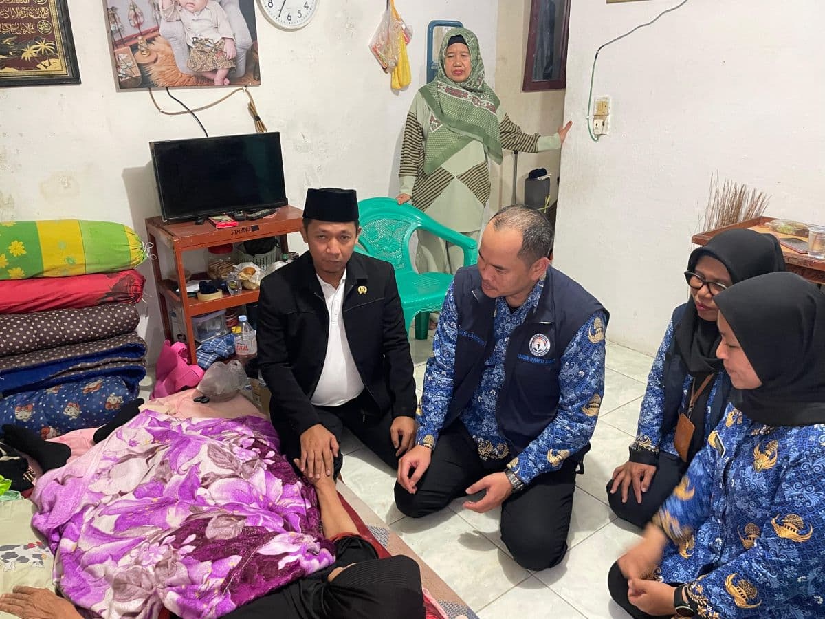 Legislator Perindo Dina Masyusin Serahkan Kursi Roda ke Warga Cengkareng Legislator Perindo Dina Masyusin Serahkan Kursi Roda ke Warga Cengkareng