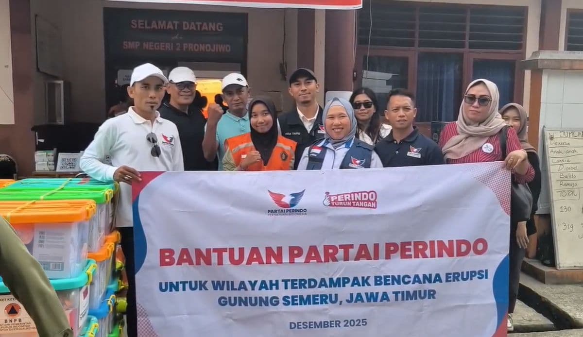 Partai Perindo Hibur Anak Penyintas dan Salurkan Bantuan di Pengungsian Semeru Partai Perindo Hibur Anak Penyintas dan Salurkan Bantuan di Pengungsian Semeru