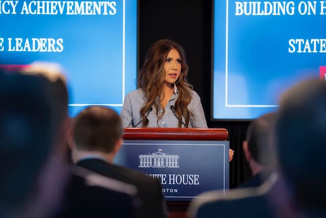 AS Berencana Perluas Larangan Perjalanan ke Lebih dari 30 Negara, Indonesia Termasuk? AS Berencana Perluas Larangan Perjalanan ke Lebih dari 30 Negara, Indonesia Termasuk?