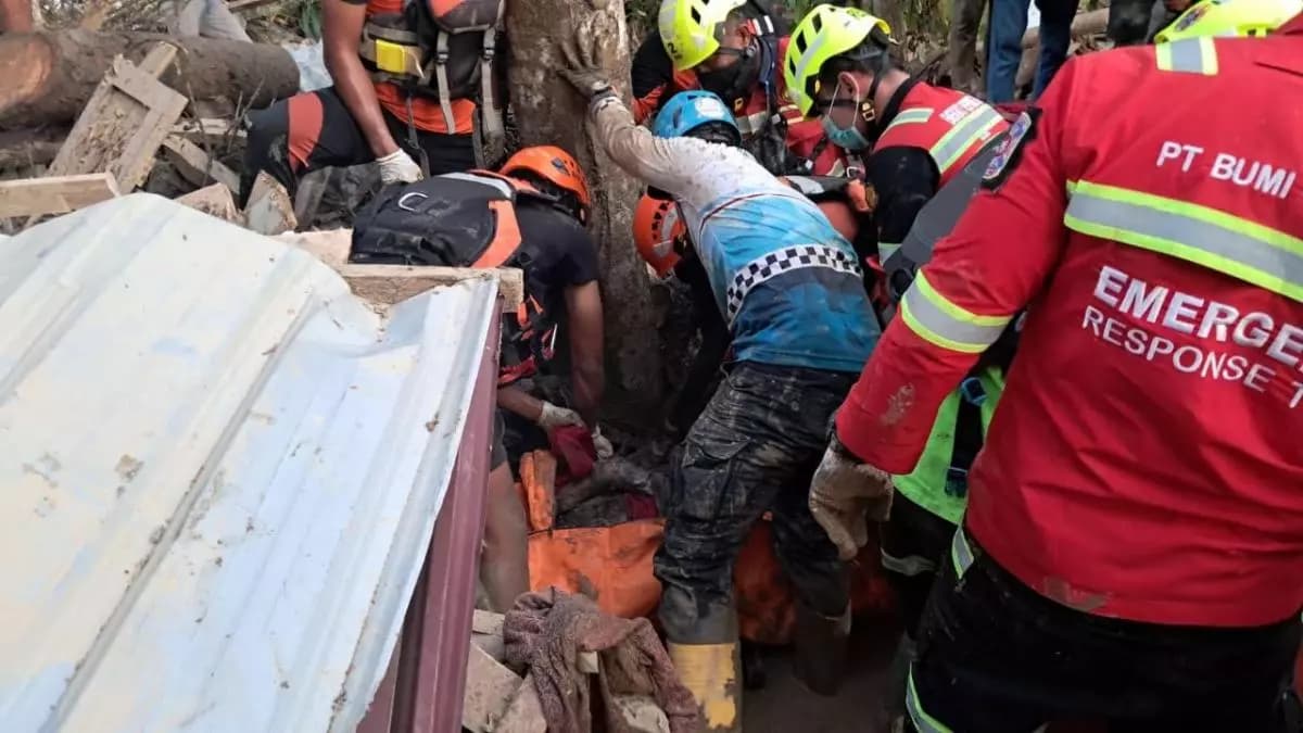 849.133 Orang Mengungsi Akibat Bencana di Sumatera dan Aceh 849.133 Orang Mengungsi Akibat Bencana di Sumatera dan Aceh