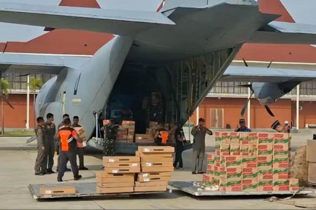22,7 Ton Bantuan Korban Banjir Terdistribusi Lewat Udara ke Sumbar 22,7 Ton Bantuan Korban Banjir Terdistribusi Lewat Udara ke Sumbar