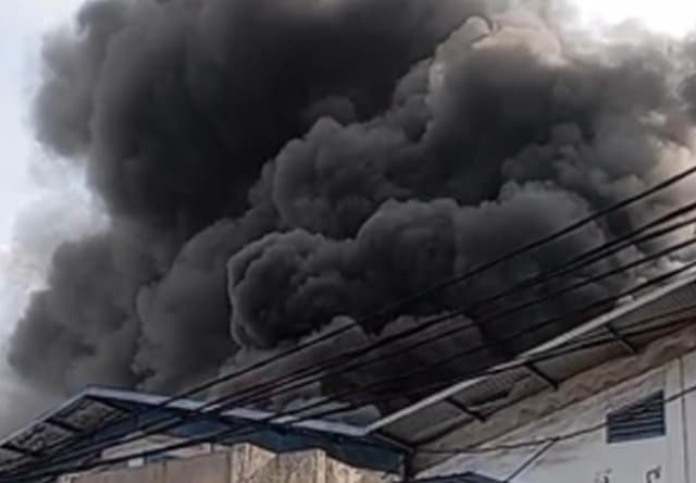 Breaking News! Kebakaran Gudang Miami di Kalideres Jakbar, Asap Hitam Membubung Tinggi Breaking News! Kebakaran Gudang Miami di Kalideres Jakbar, Asap Hitam Membubung Tinggi