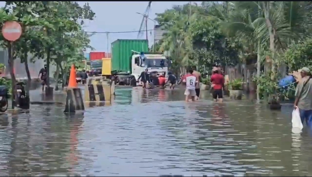 Banjir Rob Satu Meter Lumpuhkan Akses ke Pelabuhan Sunda Kelapa, Aktivitas Bongkar Muat Terhenti Banjir Rob Satu Meter Lumpuhkan Akses ke Pelabuhan Sunda Kelapa, Aktivitas Bongkar Muat Terhenti
