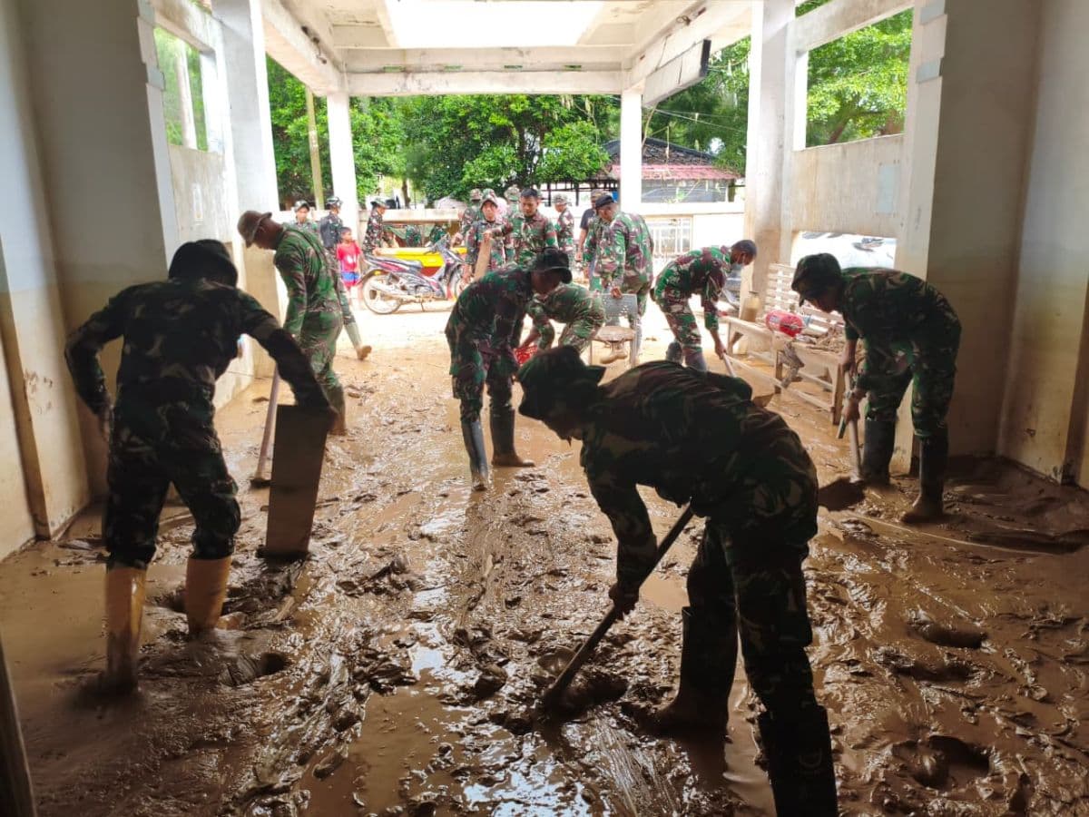 Pascabencana, 80 Prajurit TNI AD Berjibaku Bersihkan RSUD Aceh Tamiang yang Porak-poranda Pascabencana, 80 Prajurit TNI AD Berjibaku Bersihkan RSUD Aceh Tamiang yang Porak-poranda