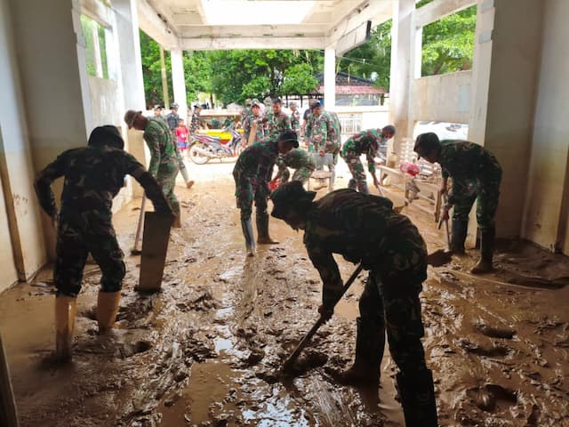 Pascabencana, 80 Prajurit TNI AD Berjibaku Bersihkan RSUD Aceh Tamiang yang Porak-poranda Pascabencana, 80 Prajurit TNI AD Berjibaku Bersihkan RSUD Aceh Tamiang yang Porak-poranda