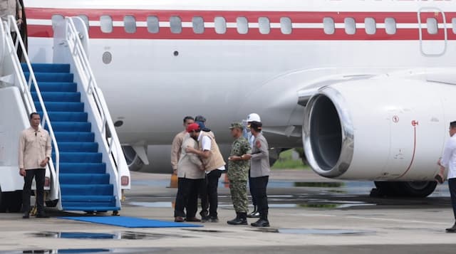 Momen Presiden Prabowo Peluk Gubernur Mualem Setibanya di Aceh Momen Presiden Prabowo Peluk Gubernur Mualem Setibanya di Aceh
