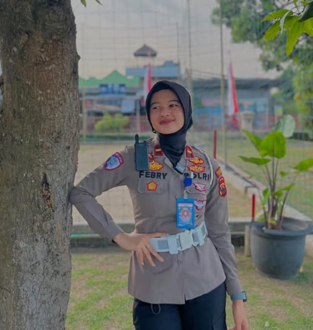 Kisah Polwan Berhijab Cantik dan Berprestasi: Ipda Febryanti Mulyadi, Lulusan Termuda di Usia 23 Tahun Kisah Polwan Berhijab Cantik dan Berprestasi: Ipda Febryanti Mulyadi, Lulusan Termuda di Usia 23 Tahun