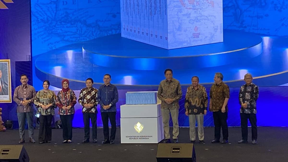 Fadli Zon Resmikan Buku Penulisan Sejarah Ulang Indonesia Fadli Zon Resmikan Buku Penulisan Sejarah Ulang Indonesia