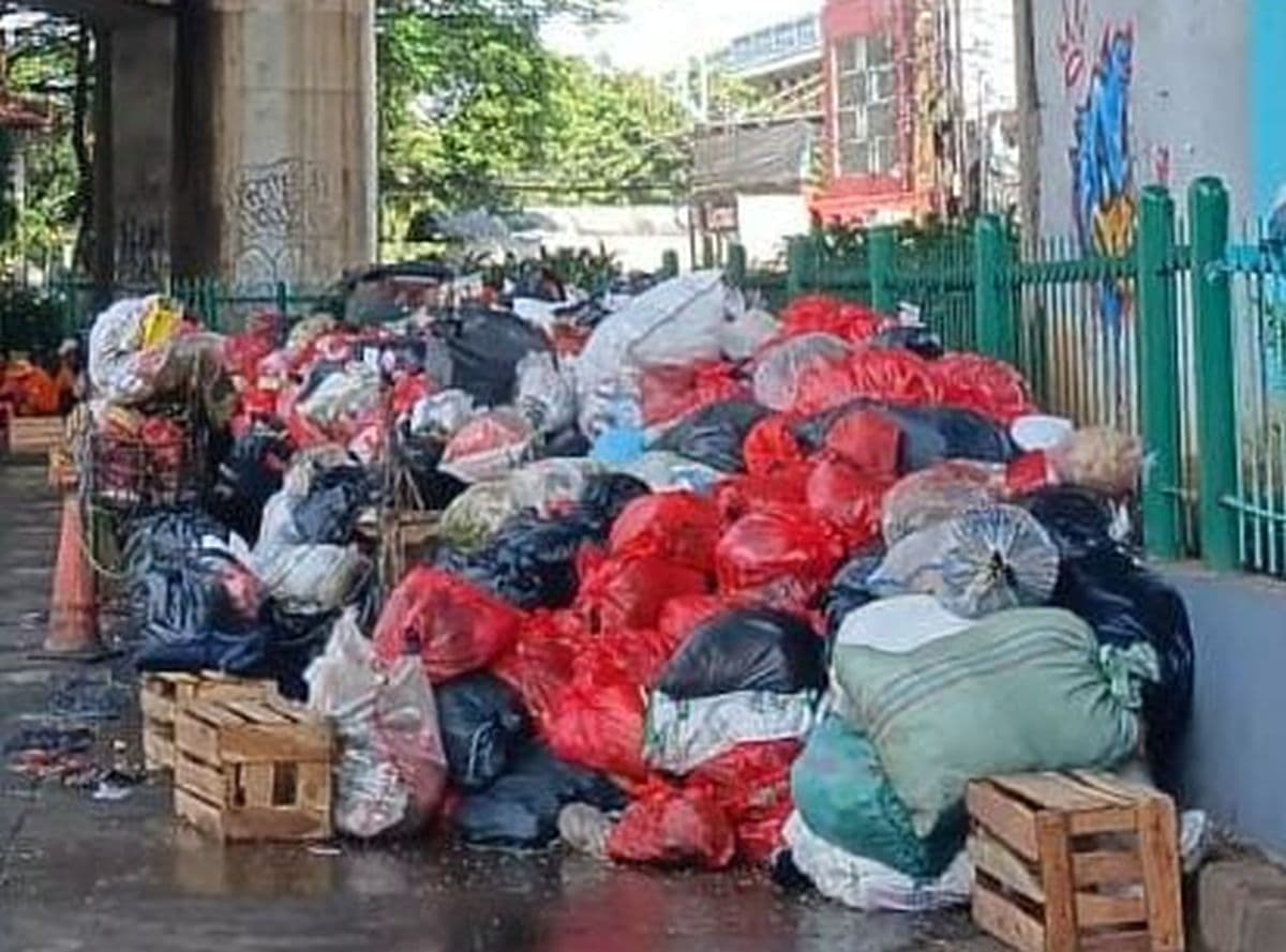 Horor! Sampah Penuhi Jalan Utama Tangsel Imbas Penutupan TPA Cipeucang Horor! Sampah Penuhi Jalan Utama Tangsel Imbas Penutupan TPA Cipeucang