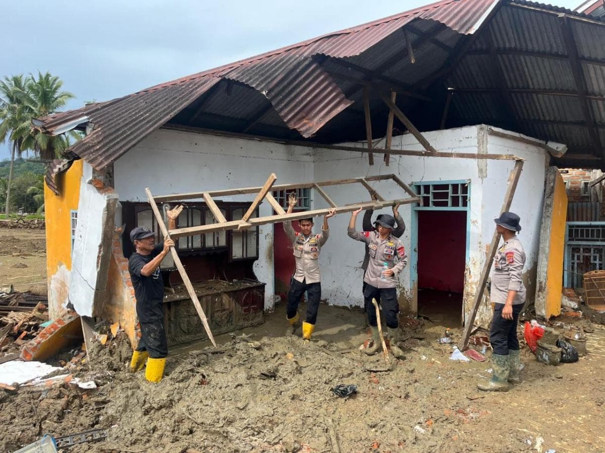 Polri Evakuasi 1 Jenazah hingga Bangun Jembatan di Sumbar Usai Bencana Polri Evakuasi 1 Jenazah hingga Bangun Jembatan di Sumbar Usai Bencana