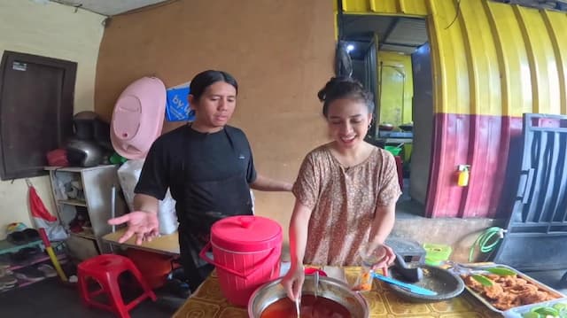 Magang di Warung Ayam Geprek, Azia Riza Sulap Dapur Jadi Arena Komedi Magang di Warung Ayam Geprek, Azia Riza Sulap Dapur Jadi Arena Komedi