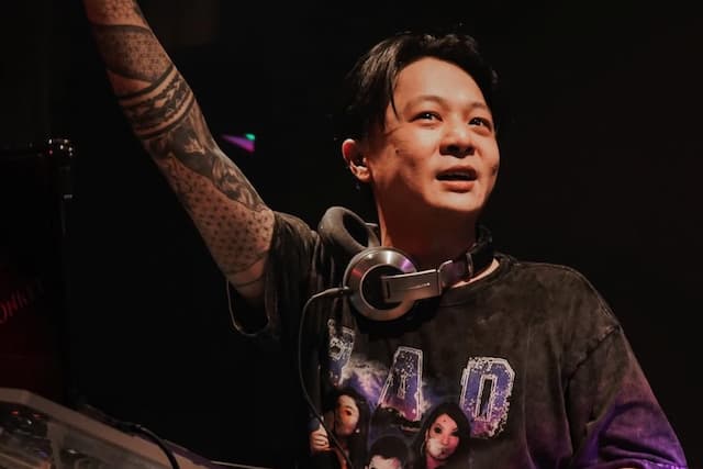 Banting Setir Jadi DJ, Kini Honor Manggung Bravy Capai Rp100 Juta Sekali Tampil Banting Setir Jadi DJ, Kini Honor Manggung Bravy Capai Rp100 Juta Sekali Tampil