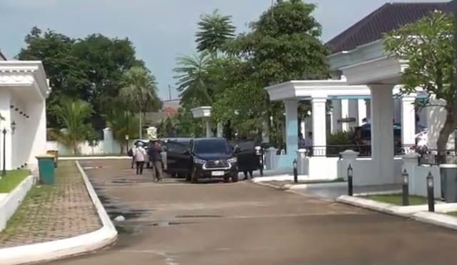 KPK Sita Toyota Land Cruiser dari Rumah Bupati Bekasi Ade Kuswara KPK Sita Toyota Land Cruiser dari Rumah Bupati Bekasi Ade Kuswara