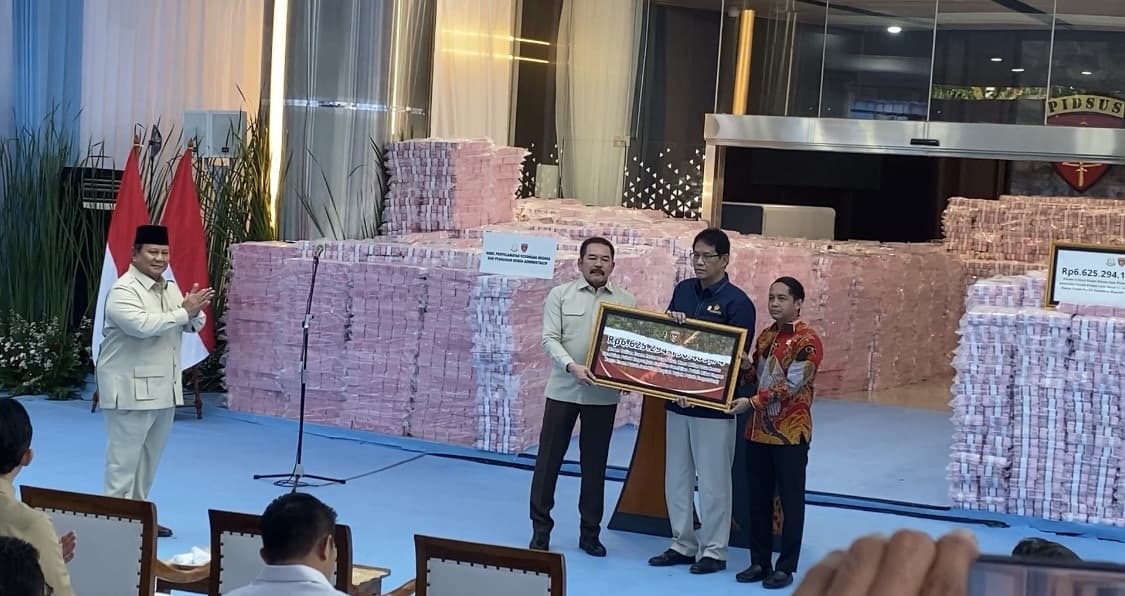 Jaksa Agung Tegaskan Rp6,6 Triliun yang Diserahkan ke Prabowo Bukan Hasil Pinjaman Jaksa Agung Tegaskan Rp6,6 Triliun yang Diserahkan ke Prabowo Bukan Hasil Pinjaman