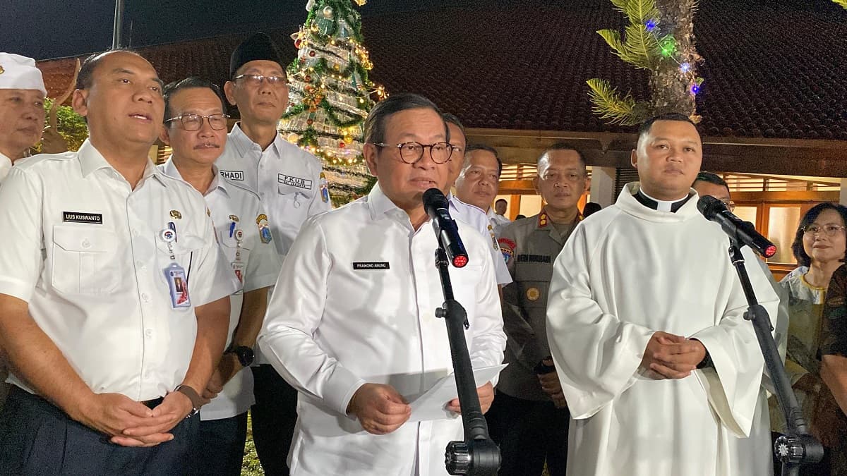 Pramono Ajak Jemaat Gereja Doakan Korban Bencana Sumatera Pramono Ajak Jemaat Gereja Doakan Korban Bencana Sumatera