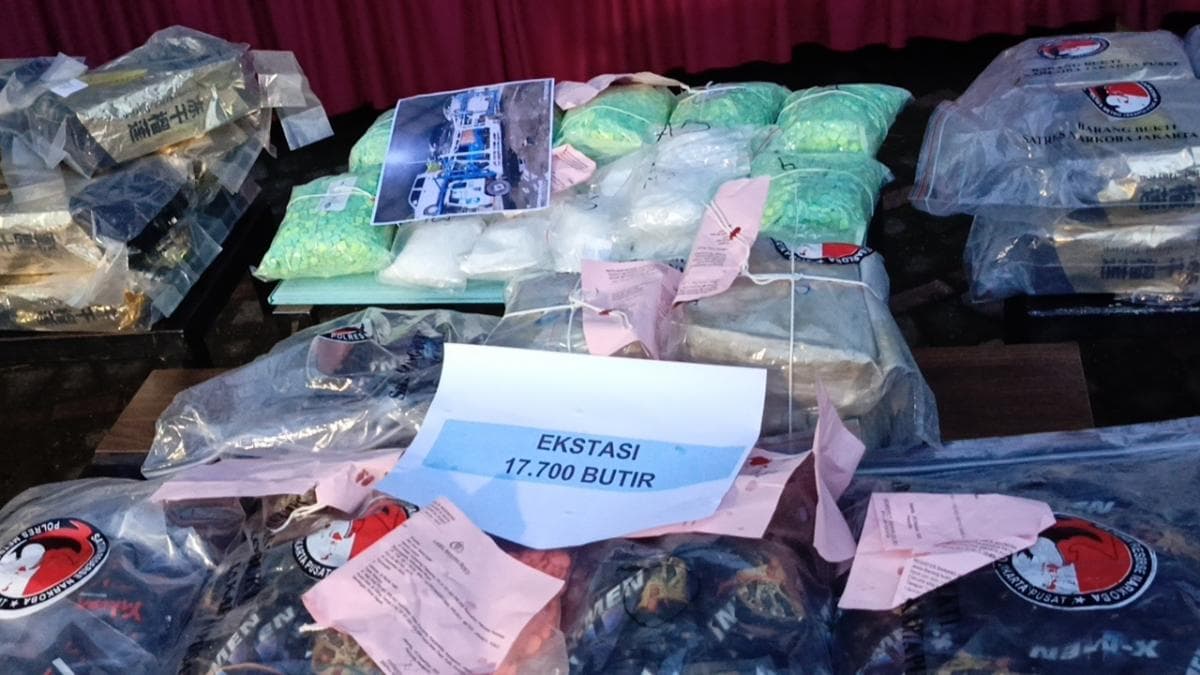 Polres Jakpus Sita 17.500 Butir Ekstasi Senilai Rp12,5 Miliar Polres Jakpus Sita 17.500 Butir Ekstasi Senilai Rp12,5 Miliar