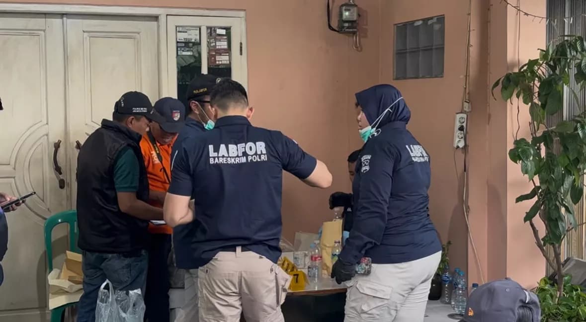 Puslabfor Ambil Sampel Cairan di Rumah Sekeluarga Tewas di Tanjung Priok Puslabfor Ambil Sampel Cairan di Rumah Sekeluarga Tewas di Tanjung Priok