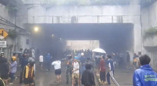 Tawuran Pecah di Manggarai, Polisi Bubarkan Massa dengan Gas Air Mata Tawuran Pecah di Manggarai, Polisi Bubarkan Massa dengan Gas Air Mata