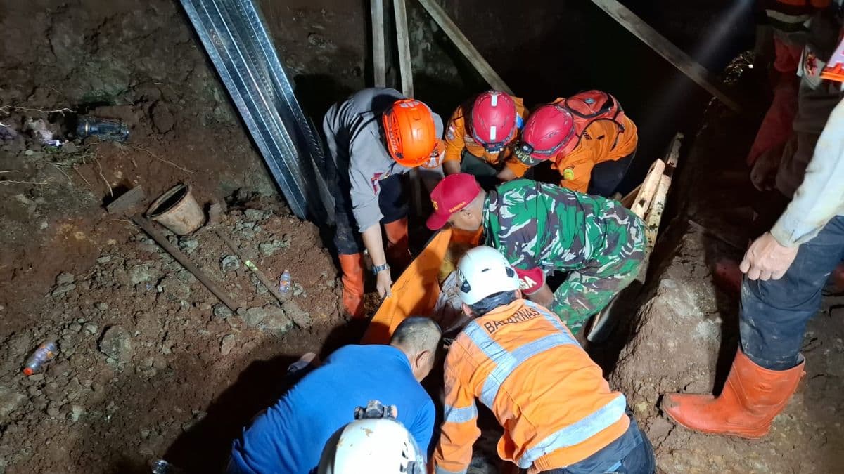 4 Orang Tewas Tertimbun Tebing Longsor di Jatinangor 4 Orang Tewas Tertimbun Tebing Longsor di Jatinangor