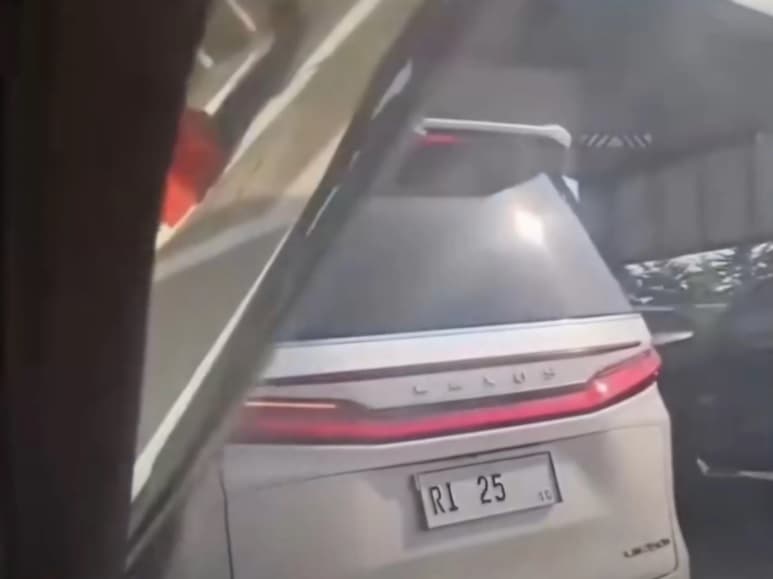 Viral Mobil Pelat RI 25 Diduga Serobot Antrean di Tol Cilandak, Ini Penjelasan Polisi Viral Mobil Pelat RI 25 Diduga Serobot Antrean di Tol Cilandak, Ini Penjelasan Polisi