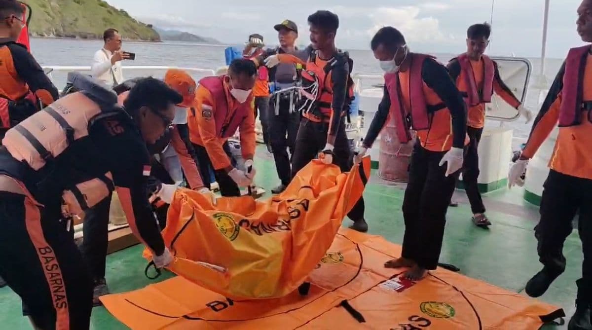 Tim SAR Evakuasi Satu Jenazah WN Spanyol dari Bangkai KM Putri Sakinah di Labuan Bajo Tim SAR Evakuasi Satu Jenazah WN Spanyol dari Bangkai KM Putri Sakinah di Labuan Bajo