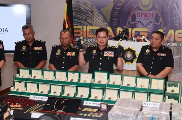 Penggerebekan Anti-Korupsi, 23 Rolex dan Aset Rp9,14 M Disita dari Rumah Istri Eks KSAD Penggerebekan Anti-Korupsi, 23 Rolex dan Aset Rp9,14 M Disita dari Rumah Istri Eks KSAD