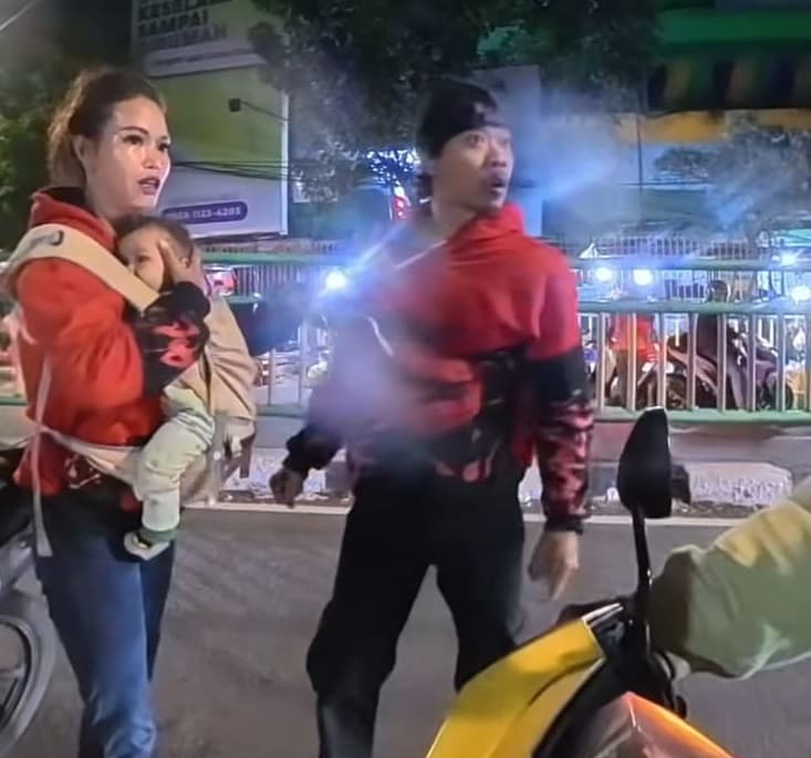 Viral Pasutri Naik Motor Bawa Anak Sambil Merokok, Ngamuk saat Ditegur Viral Pasutri Naik Motor Bawa Anak Sambil Merokok, Ngamuk saat Ditegur