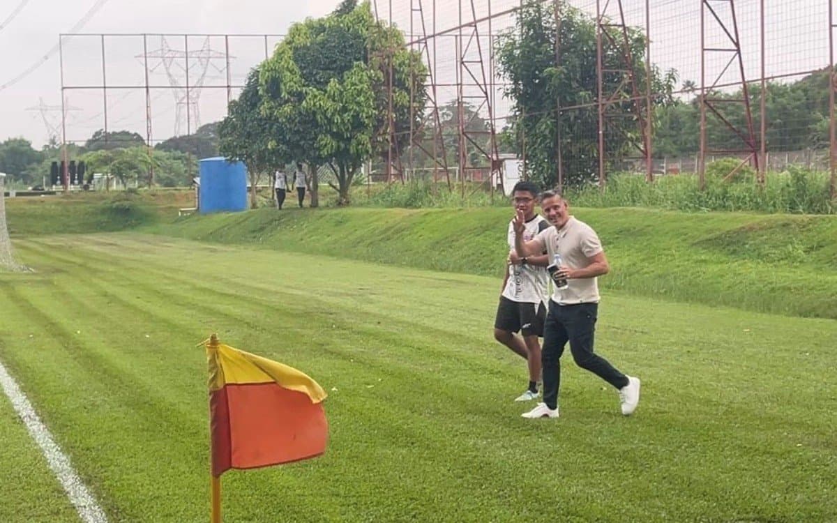 Momen Langka, Pelatih Timnas Indonesia John Herdman Pantau Langsung Latihan Persija Jakarta! Momen Langka, Pelatih Timnas Indonesia John Herdman Pantau Langsung Latihan Persija Jakarta!