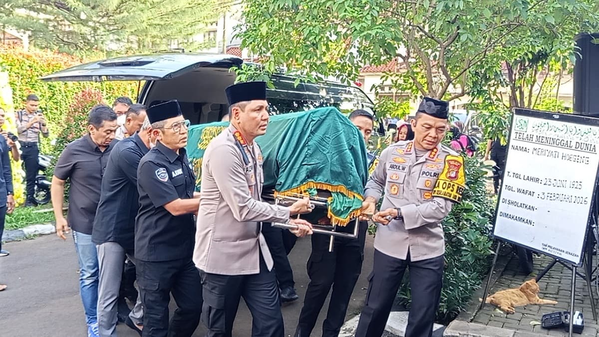 Jenazah Istri Jenderal Hoegeng Tiba di Rumah Duka di Depok Jenazah Istri Jenderal Hoegeng Tiba di Rumah Duka di Depok