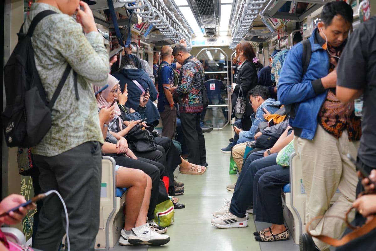 Pengguna LRT Jabodebek Diklaim Melejit 26, Bukti Warga Mulai Tinggalkan Kendaraan Pribadi Pengguna LRT Jabodebek Diklaim Melejit 26, Bukti Warga Mulai Tinggalkan Kendaraan Pribadi