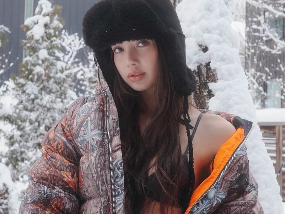 Potret Seksi Lisa BLACKPINK Pakai Bikini di Tengah Hamparan Salju Potret Seksi Lisa BLACKPINK Pakai Bikini di Tengah Hamparan Salju