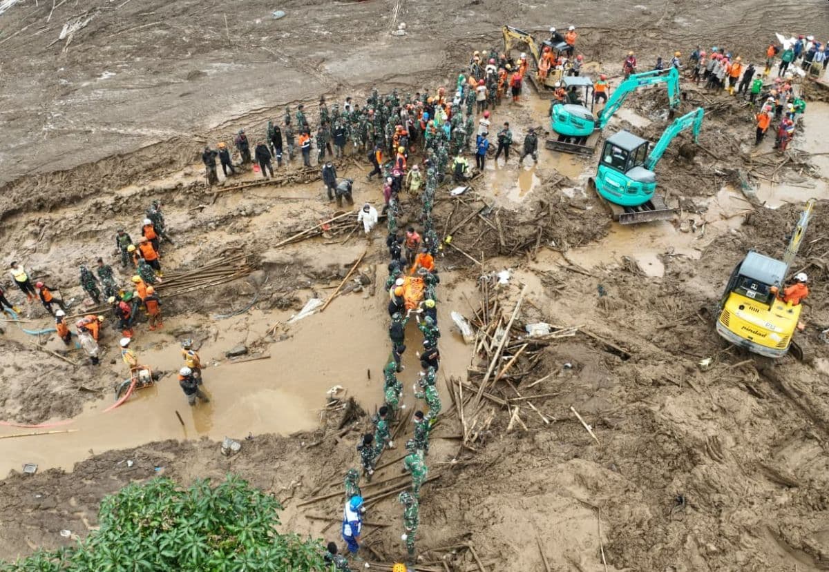 Longsor Bandung Barat, BNPB Sebut Masih Cari 6 Korban Termasuk Anggota TNI Longsor Bandung Barat, BNPB Sebut Masih Cari 6 Korban Termasuk Anggota TNI