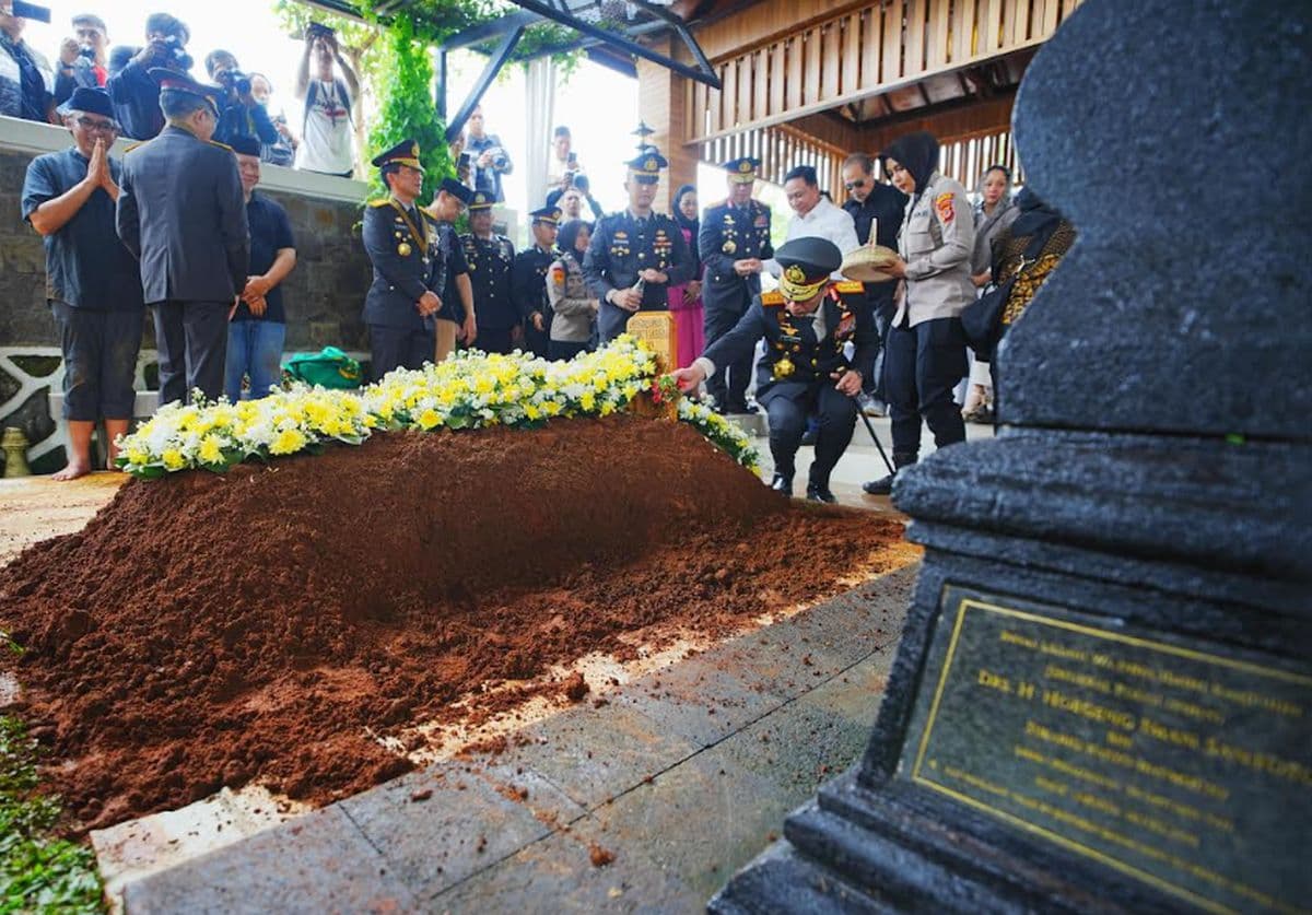 Hadiri Pemakaman, Kapolri: Pesan Eyang Meri Jadi Inspirasi dan Semangat Keluarga Besar Polri Hadiri Pemakaman, Kapolri: Pesan Eyang Meri Jadi Inspirasi dan Semangat Keluarga Besar Polri