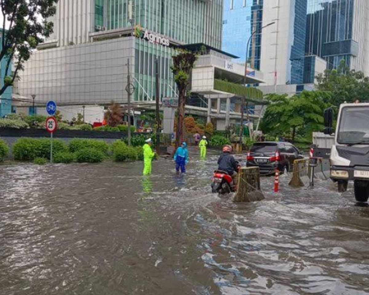 Banjir Rendam Jalan DI Panjaitan Jaktim, Pengendara Diimbau Cari Jalur Alternatif Banjir Rendam Jalan DI Panjaitan Jaktim, Pengendara Diimbau Cari Jalur Alternatif
