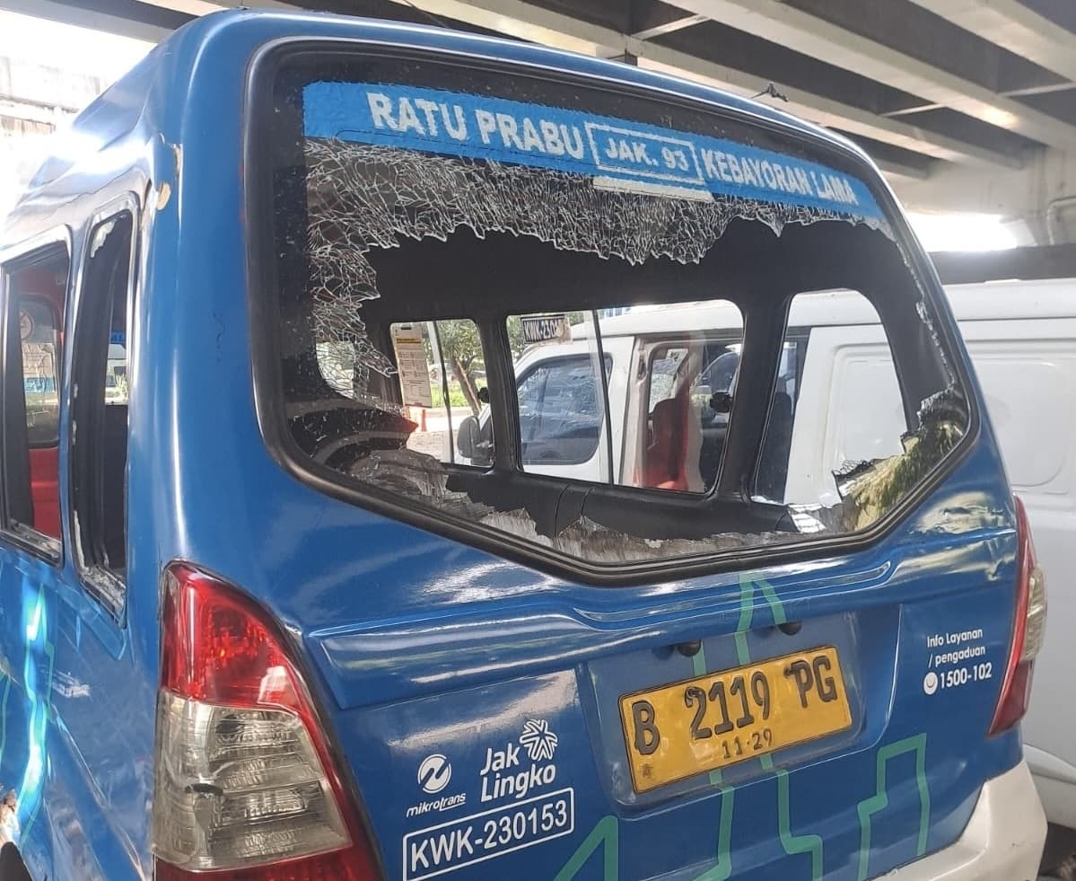 Pemotor Tewas Usai Tabrakan dengan Jaklingko di Andara Jaksel Pemotor Tewas Usai Tabrakan dengan Jaklingko di Andara Jaksel