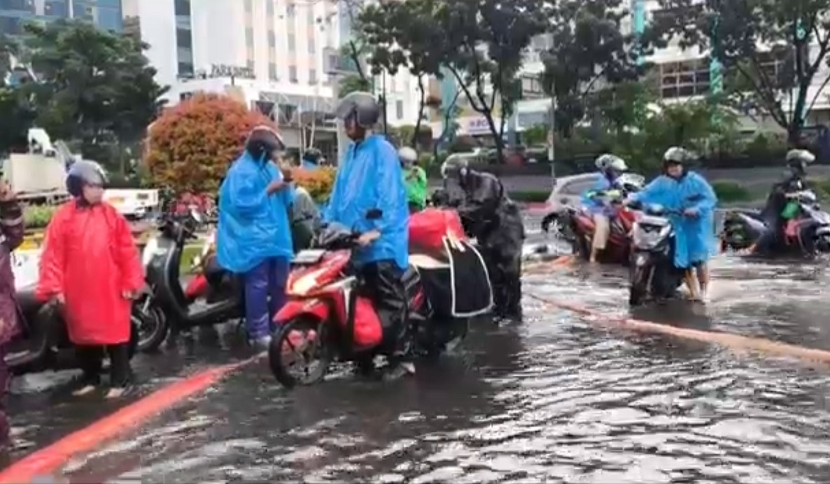 Terobos Banjir di Jalan DI Pandjaitan Jaktim, Puluhan Motor Mogok Terobos Banjir di Jalan DI Pandjaitan Jaktim, Puluhan Motor Mogok
