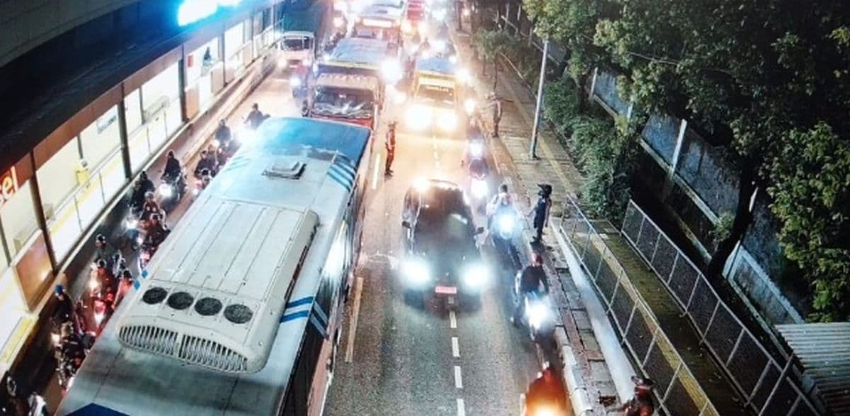 Truk Tabrak Bus di Gatot Subroto, Lalu Lintas Arah Semanggi Padat Truk Tabrak Bus di Gatot Subroto, Lalu Lintas Arah Semanggi Padat