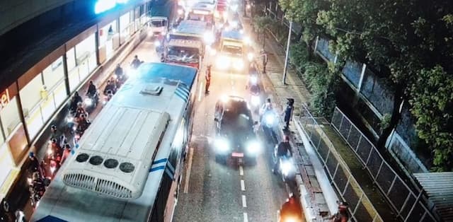 Truk Tabrak Bus di Gatot Subroto, Lalu Lintas Arah Semanggi Padat Truk Tabrak Bus di Gatot Subroto, Lalu Lintas Arah Semanggi Padat