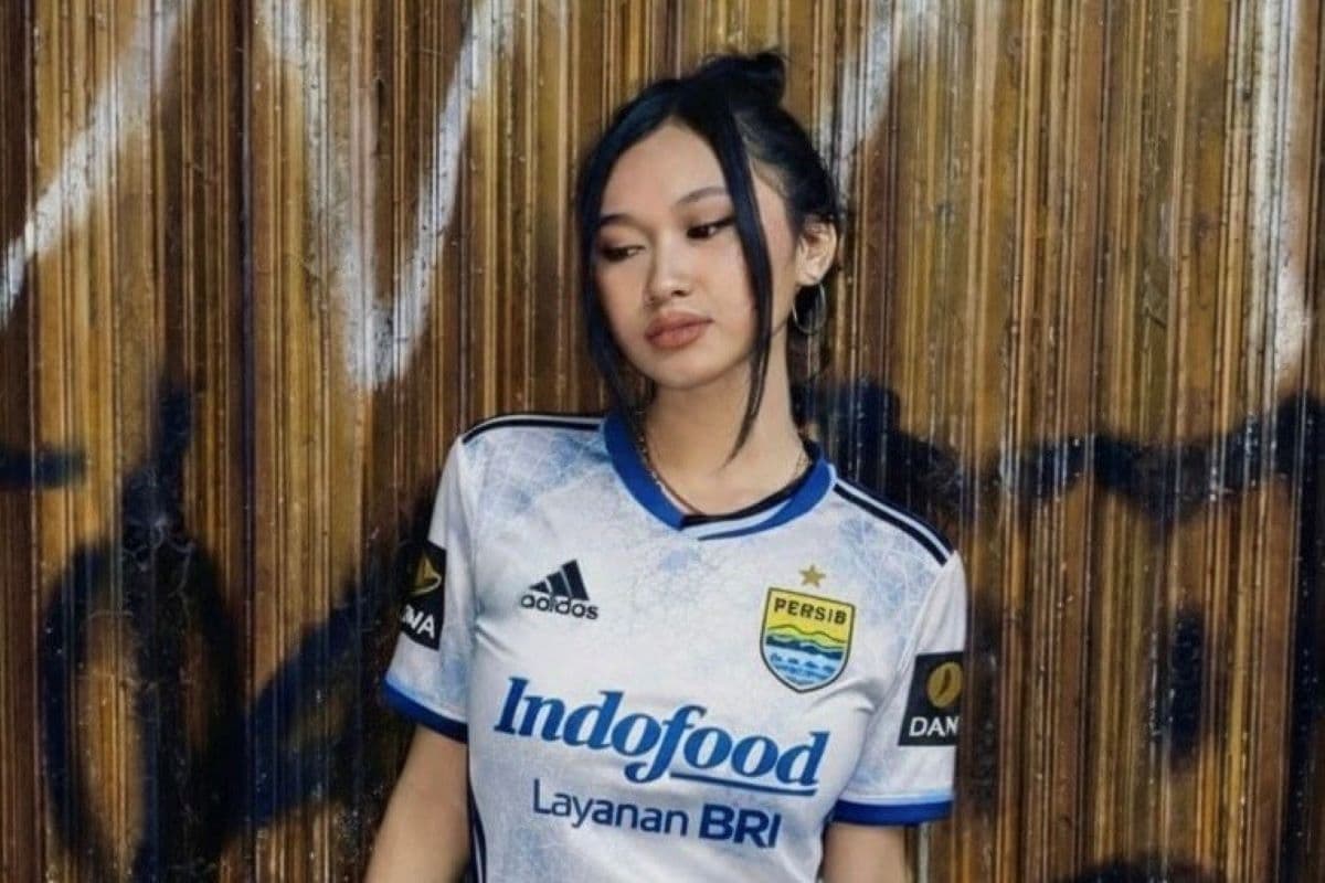 Bobotoh Cantik Tiara Setiawati Prediksi Persib Bandung vs Malut United: Maung Bandung Menang 2-1! Bobotoh Cantik Tiara Setiawati Prediksi Persib Bandung vs Malut United: Maung Bandung Menang 2-1!