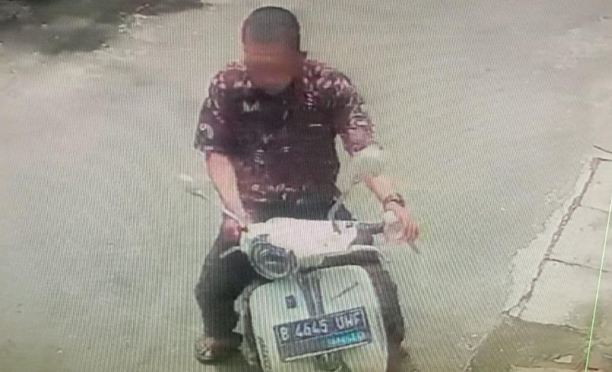 Terekam CCTV, Pengendara Motor Listrik Gasak Uang Kotak Amal di Tanjung Priok Terekam CCTV, Pengendara Motor Listrik Gasak Uang Kotak Amal di Tanjung Priok