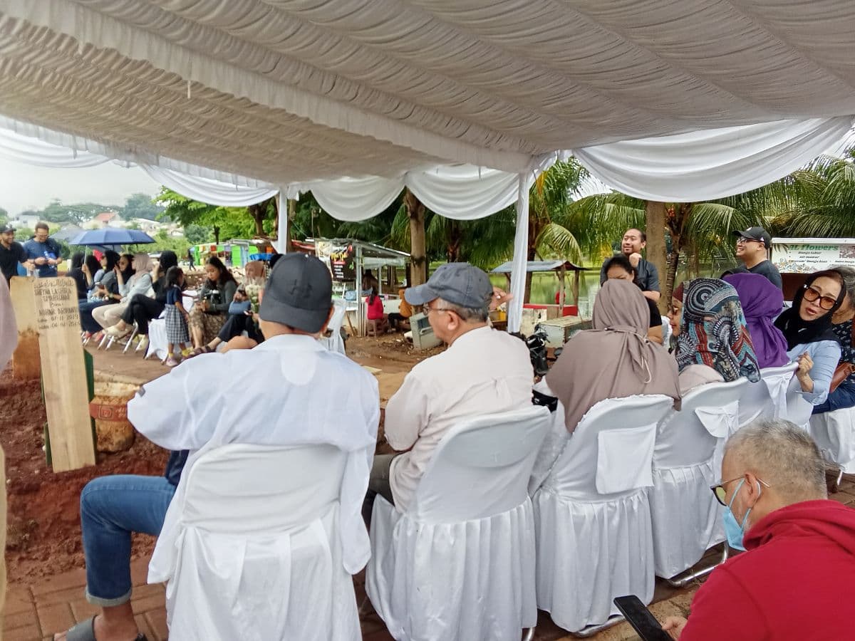 Suasana Duka Selimuti Pemakaman Bocah 6 Tahun yang Tewas Tertabrak di Singapura Suasana Duka Selimuti Pemakaman Bocah 6 Tahun yang Tewas Tertabrak di Singapura