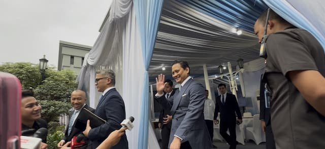 Usai Dilantik Jadi Deputi Gubernur BI, Thomas Djiwandono Hanya Senyam-senyum Usai Dilantik Jadi Deputi Gubernur BI, Thomas Djiwandono Hanya Senyam-senyum