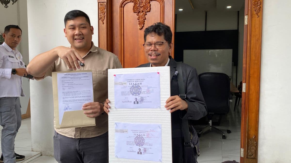 Bonatua Terima Salinan Ijazah Jokowi Tanpa Sensor dari KPU Bonatua Terima Salinan Ijazah Jokowi Tanpa Sensor dari KPU