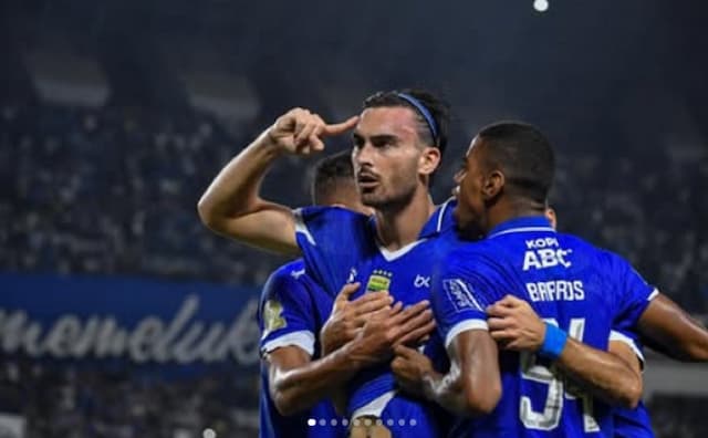 Andrew Jung Bantah Tendang Botol karena Kesal Digantikan Sergio Castel di Laga Persib Bandung vs Ratchaburi FC Andrew Jung Bantah Tendang Botol karena Kesal Digantikan Sergio Castel di Laga Persib Bandung vs Ratchaburi FC