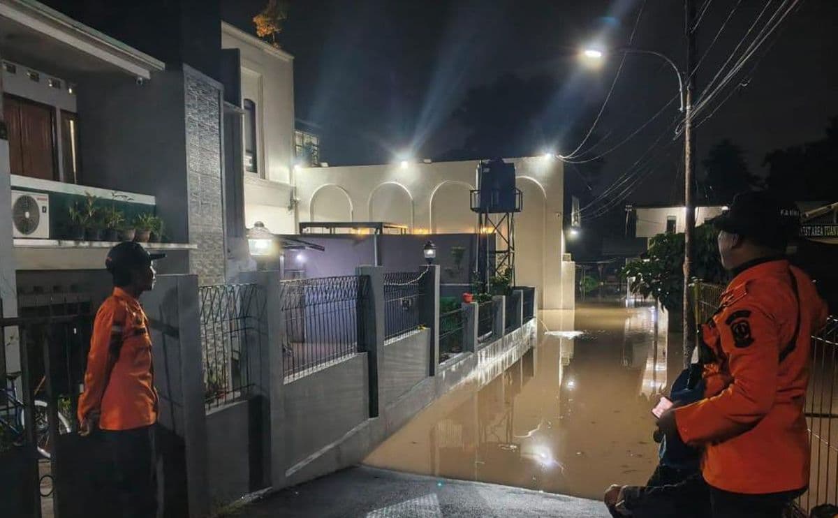 Kali Bekasi Meluap Tengah Malam, Ratusan Rumah Terendam hingga 1 Meter! Kali Bekasi Meluap Tengah Malam, Ratusan Rumah Terendam hingga 1 Meter!