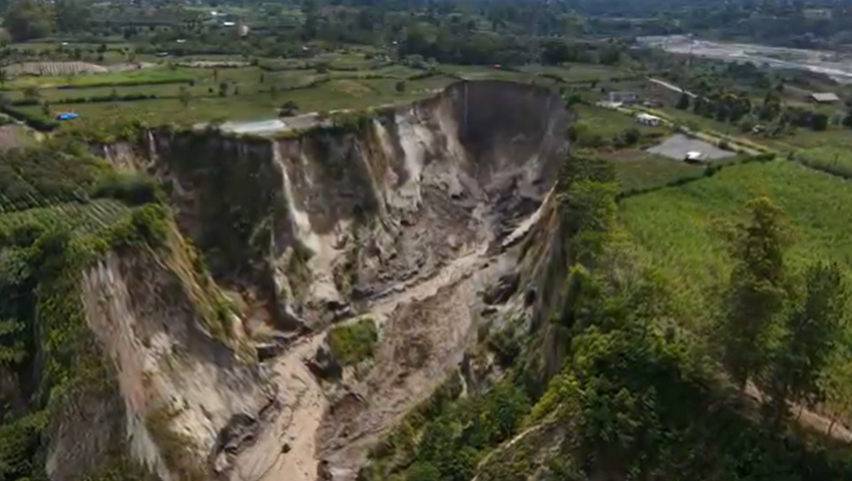 Lubang Raksasa di Aceh Tengah Kian Meluas, Permukiman dan Lahan Pertanian Terancam Lubang Raksasa di Aceh Tengah Kian Meluas, Permukiman dan Lahan Pertanian Terancam